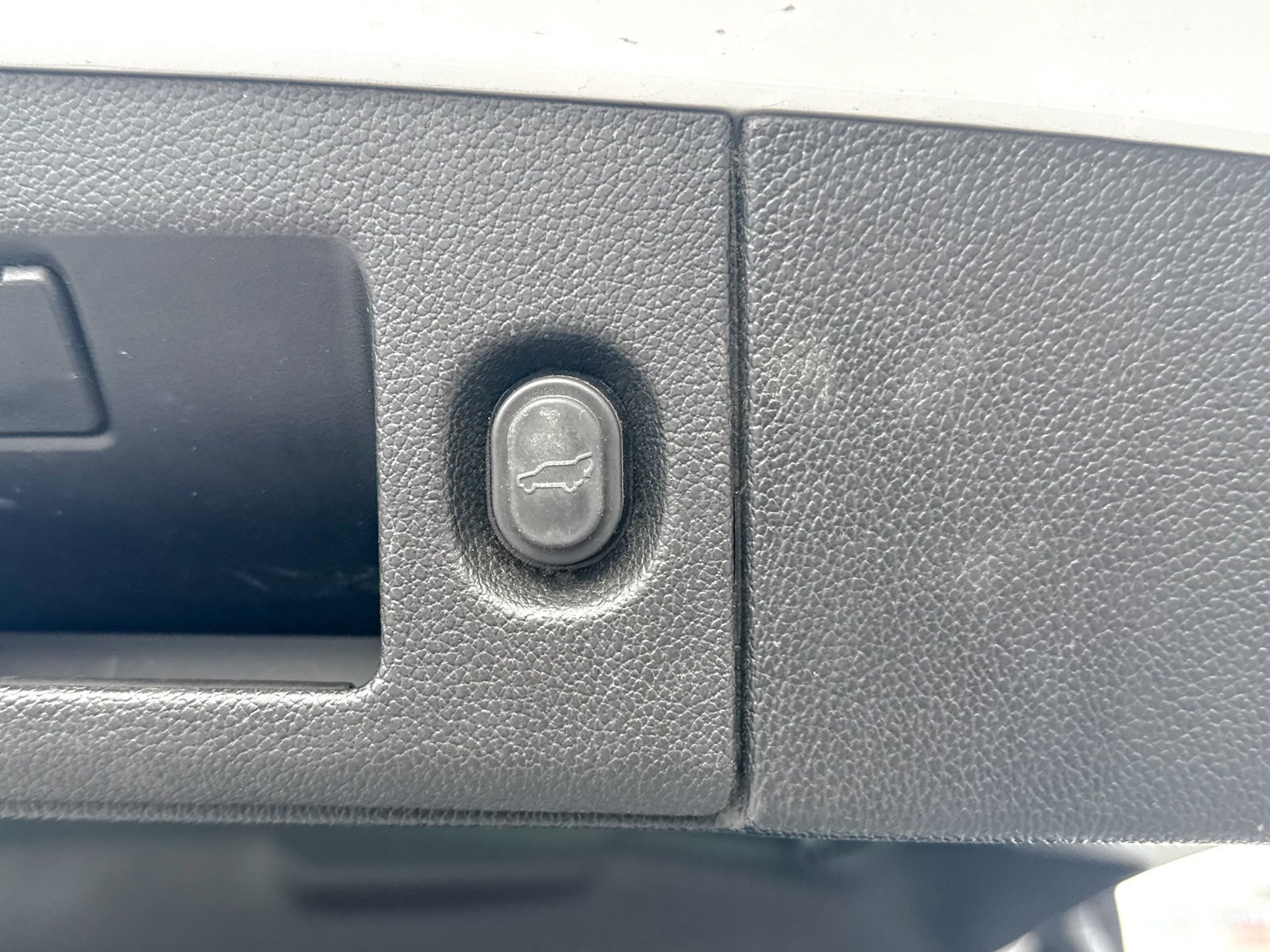 Used 2018 Chevrolet Suburban LT image 15