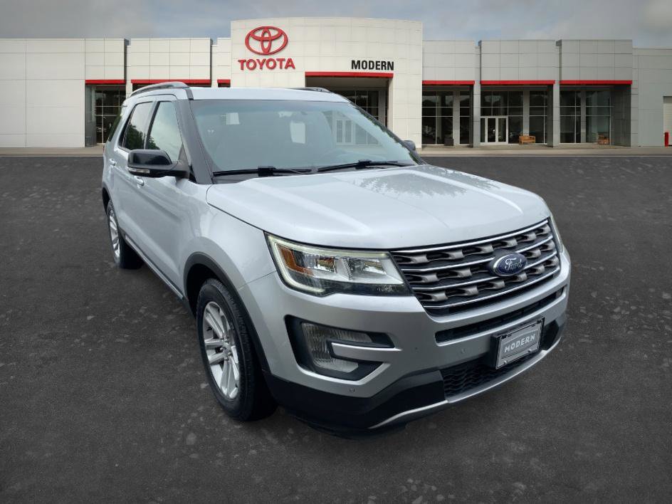 Used 2016 Ford Explorer XLT w/ Equipment Group 202A FWD image 3