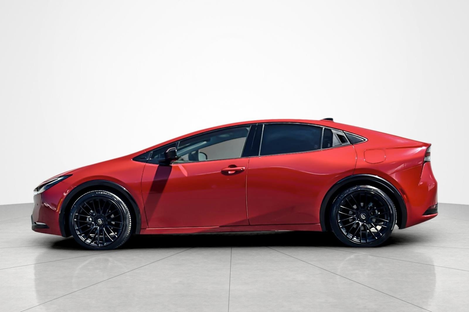 Used 2024 Toyota Prius XLE FWD image 2