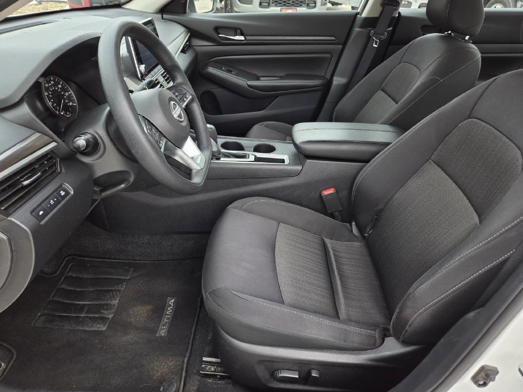Used 2025 Nissan Altima 2.5 SV FWD image 12