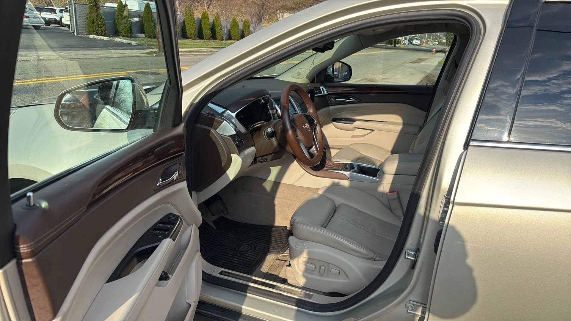 Used 2015 Cadillac SRX Luxury w/ Driver Awareness Package image 23