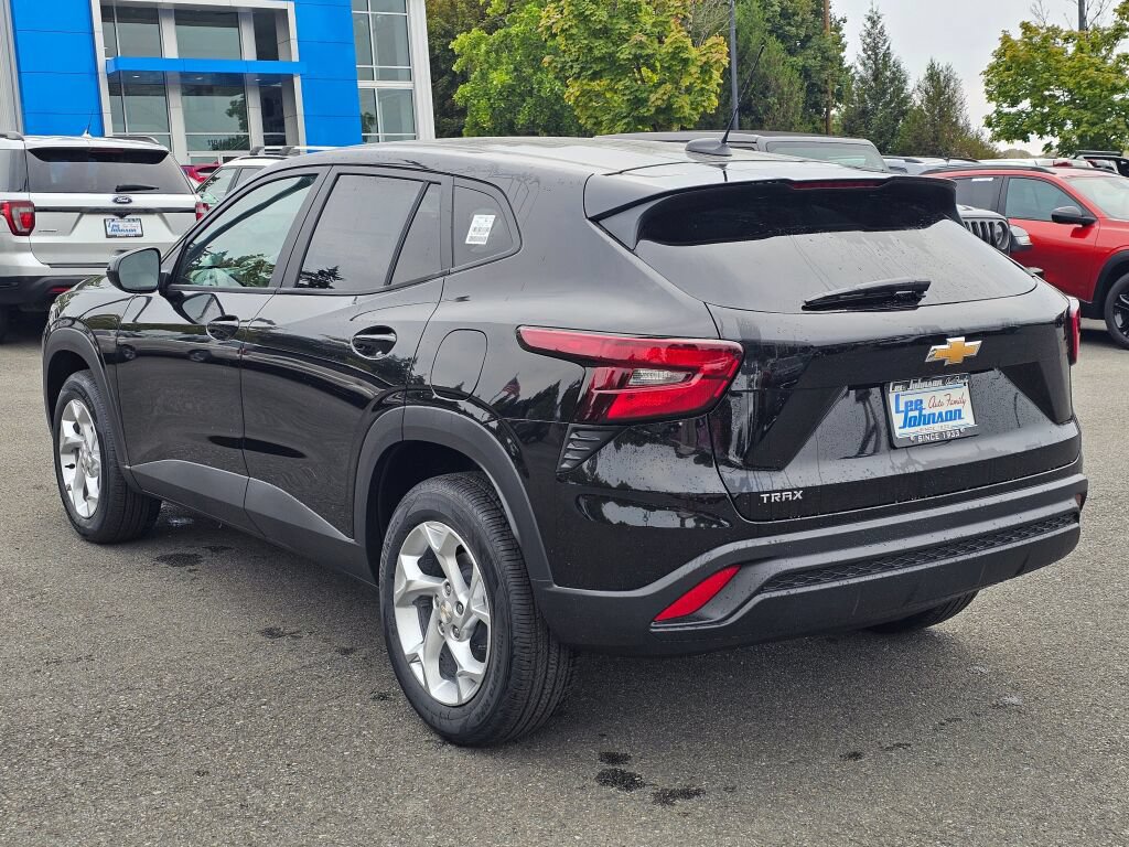 New 2026 Chevrolet Trax LS w/ LS Convenience Package FWD image 7