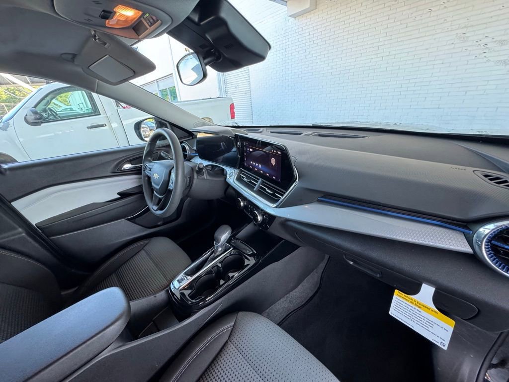 Used 2025 Chevrolet Trax LT FWD image 16