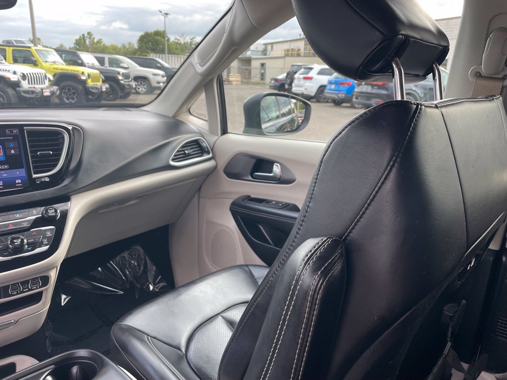 Used 2023 Chrysler Pacifica Touring-L FWD image 26