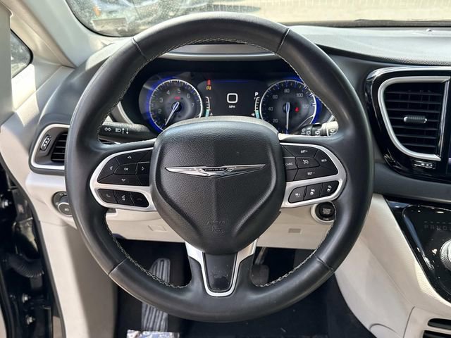 Used 2022 Chrysler Pacifica Touring-L image 18