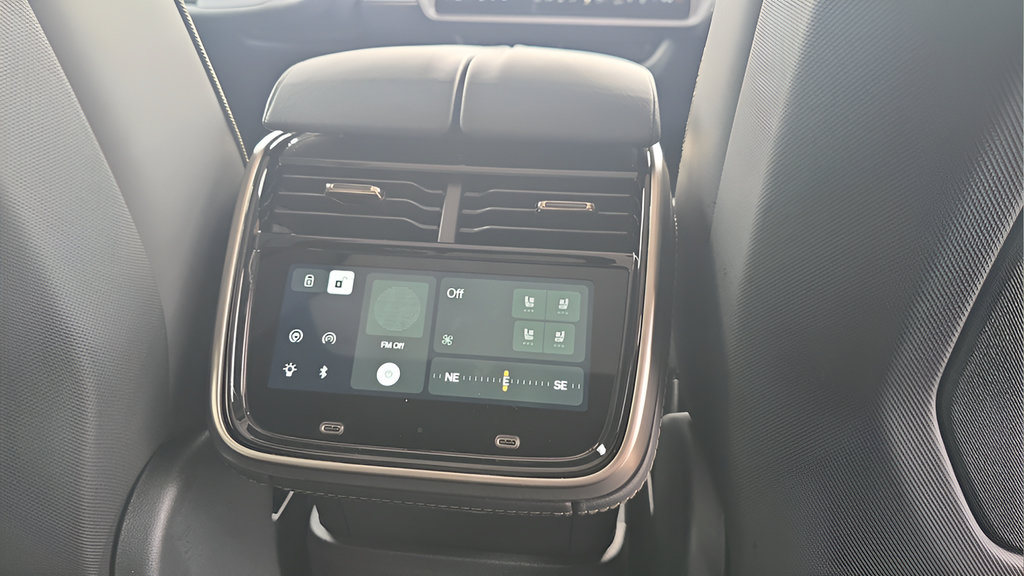 Used 2025 Rivian R1S Adventure Dual AWD/4WD image 27