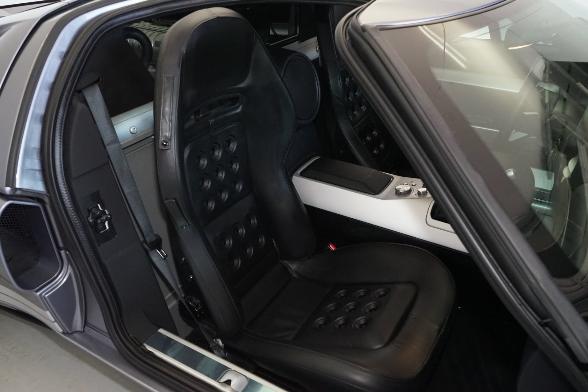 Used 2006 Ford GT RWD image 12