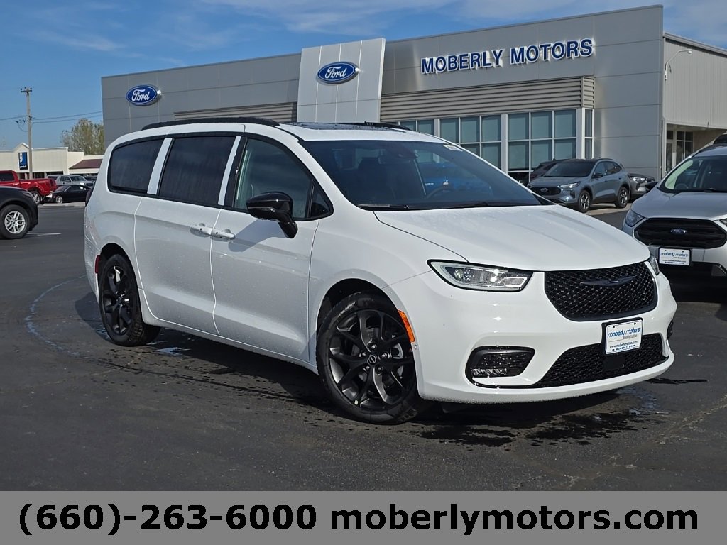 New 2026 Chrysler Pacifica Limited w/ S Appearance Package image 1