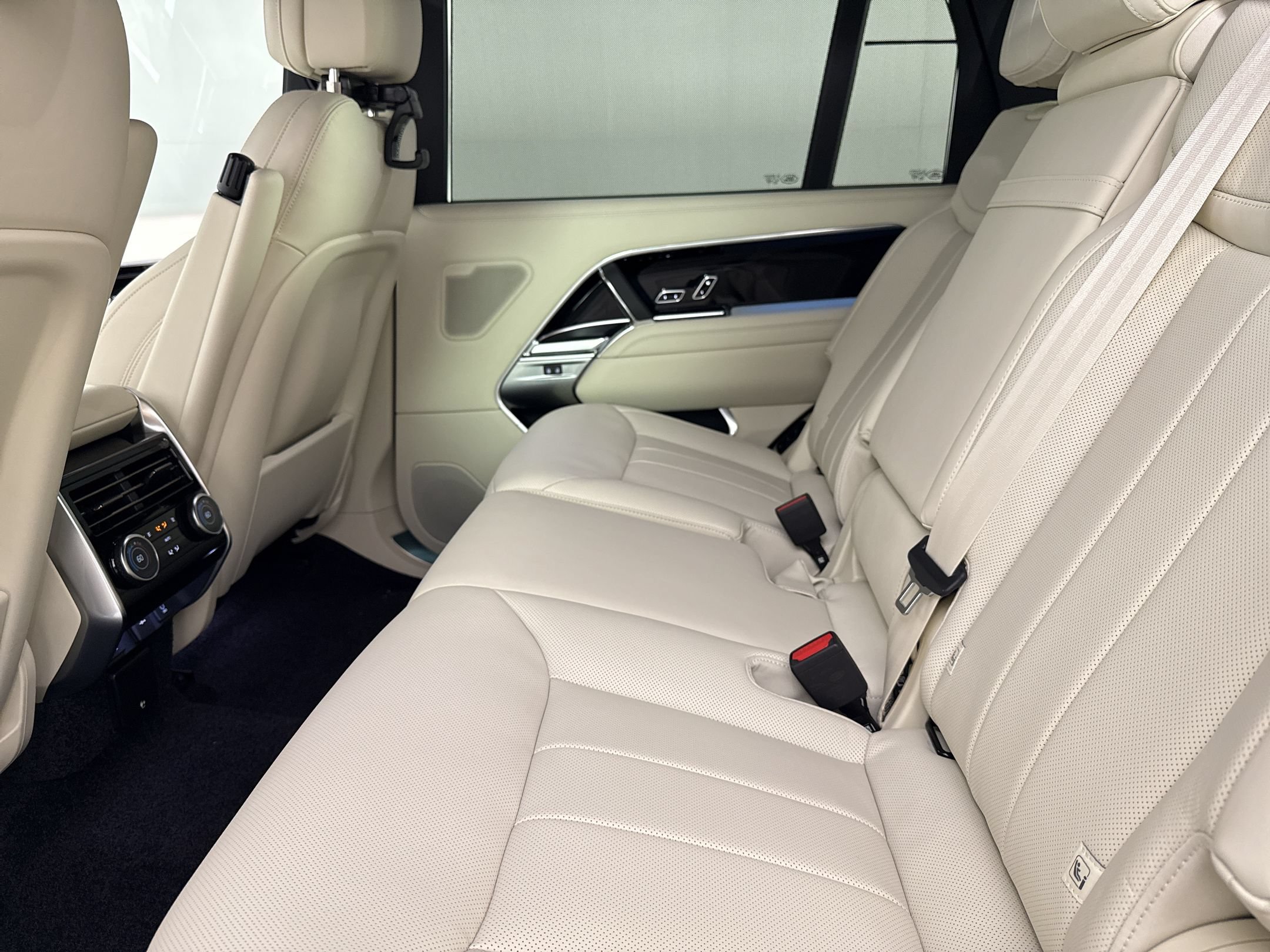 New 2026 Land Rover Range Rover Long Wheelbase SE AWD/4WD image 23