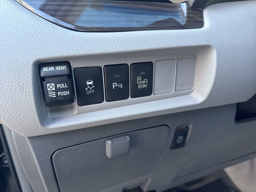 Used 2017 Toyota Sienna XLE image 19