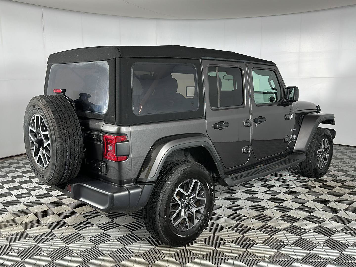 Used 2024 Jeep Wrangler Unlimited Sahara AWD/4WD image 29