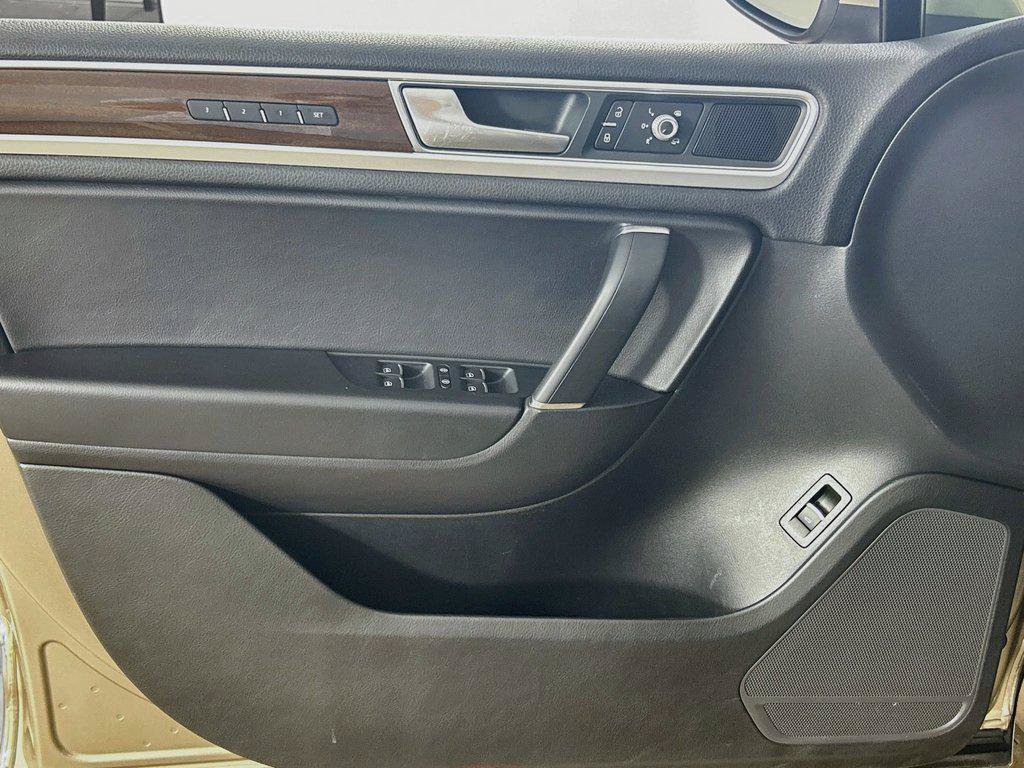 Used 2016 Volkswagen Touareg TDI AWD/4WD image 18