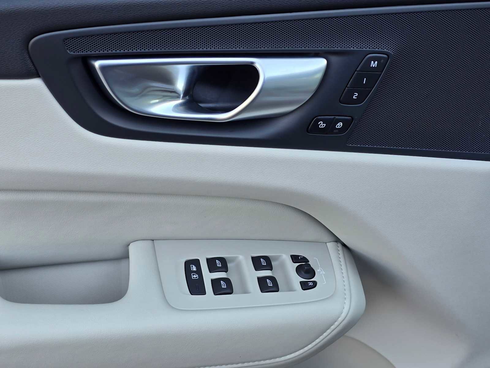 Certified 2024 Volvo XC60 T8 Plus w/ Protection Package Premier image 23