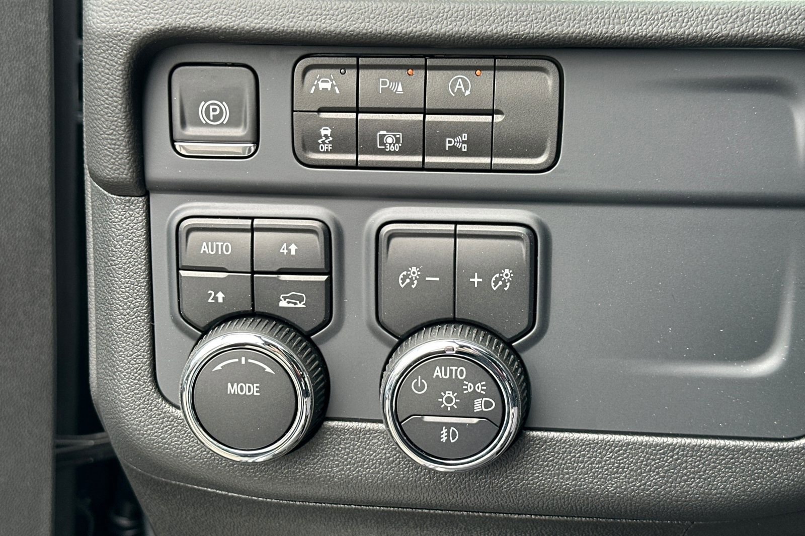 New 2025 Chevrolet Suburban Premier image 32