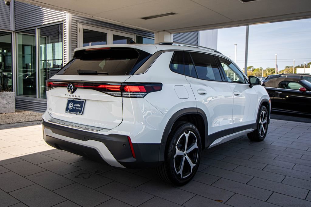 Certified 2025 Volkswagen Tiguan SE image 2