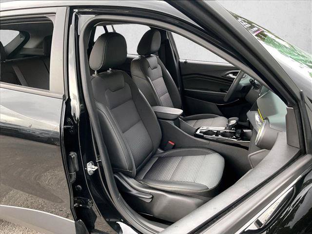 Used 2025 Chevrolet Trax LT FWD image 9