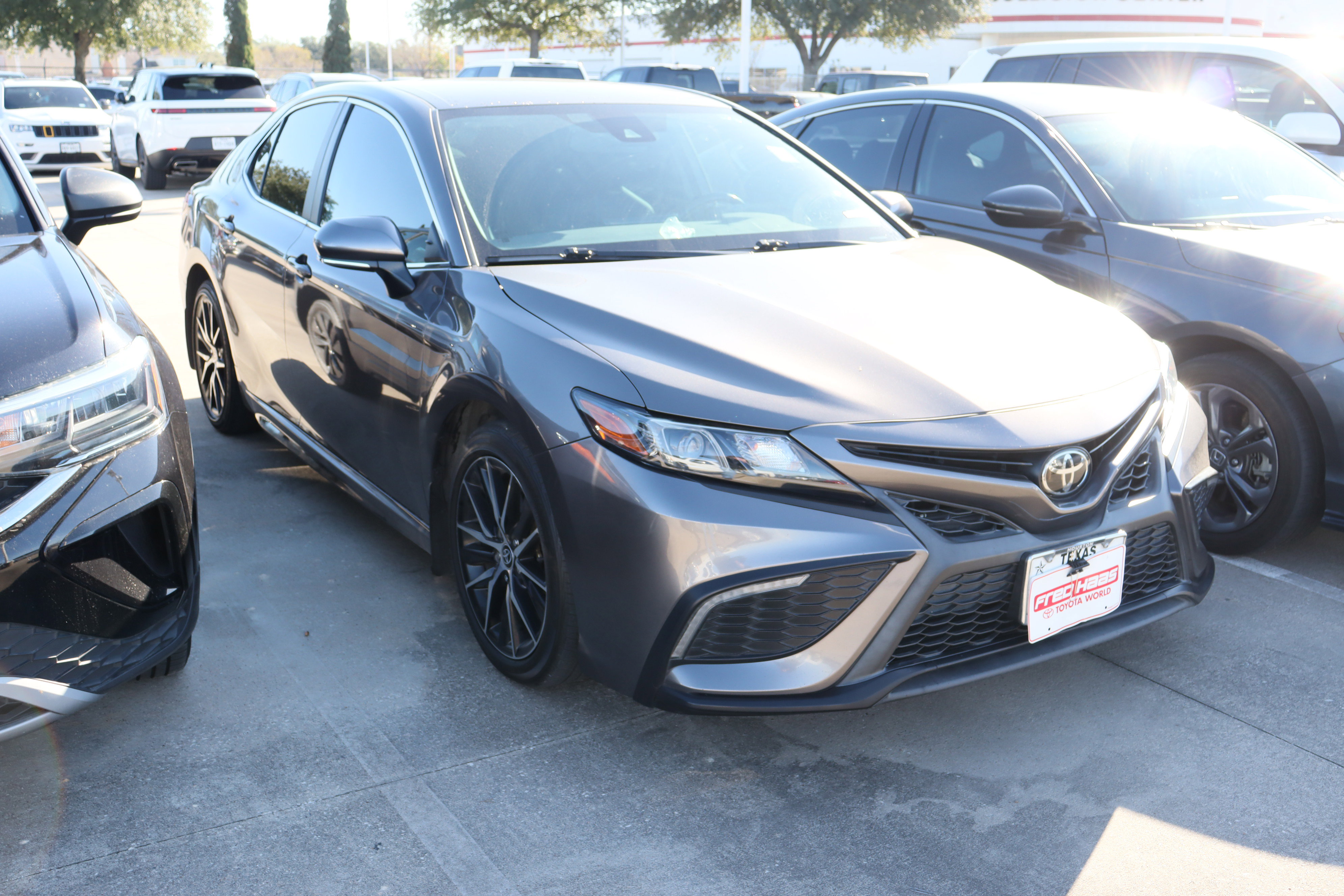 Used 2022 Toyota Camry SE image 2