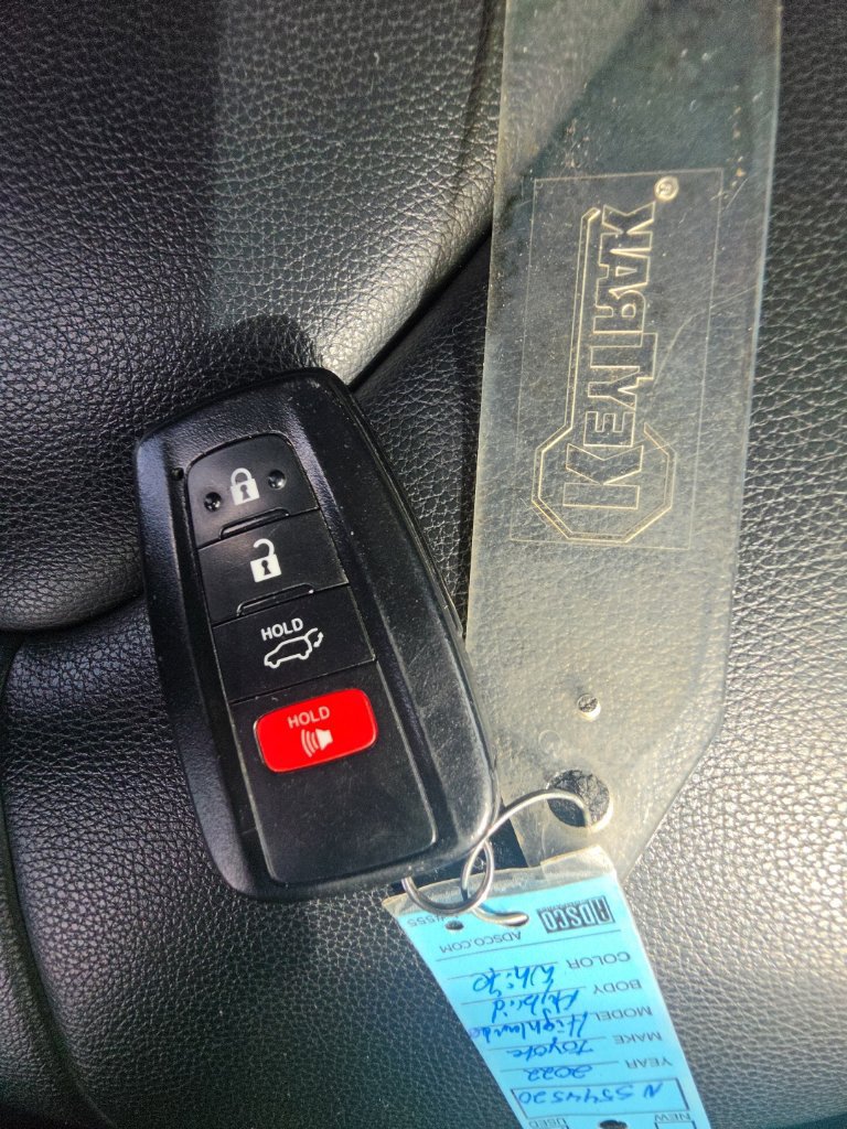 Used 2022 Toyota Highlander XLE AWD/4WD image 33