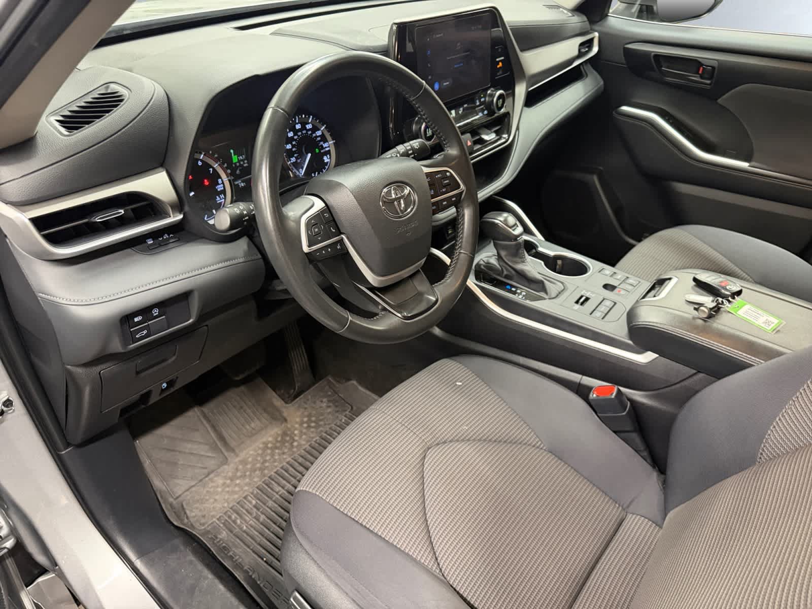 Used 2025 Toyota Highlander LE AWD/4WD image 13