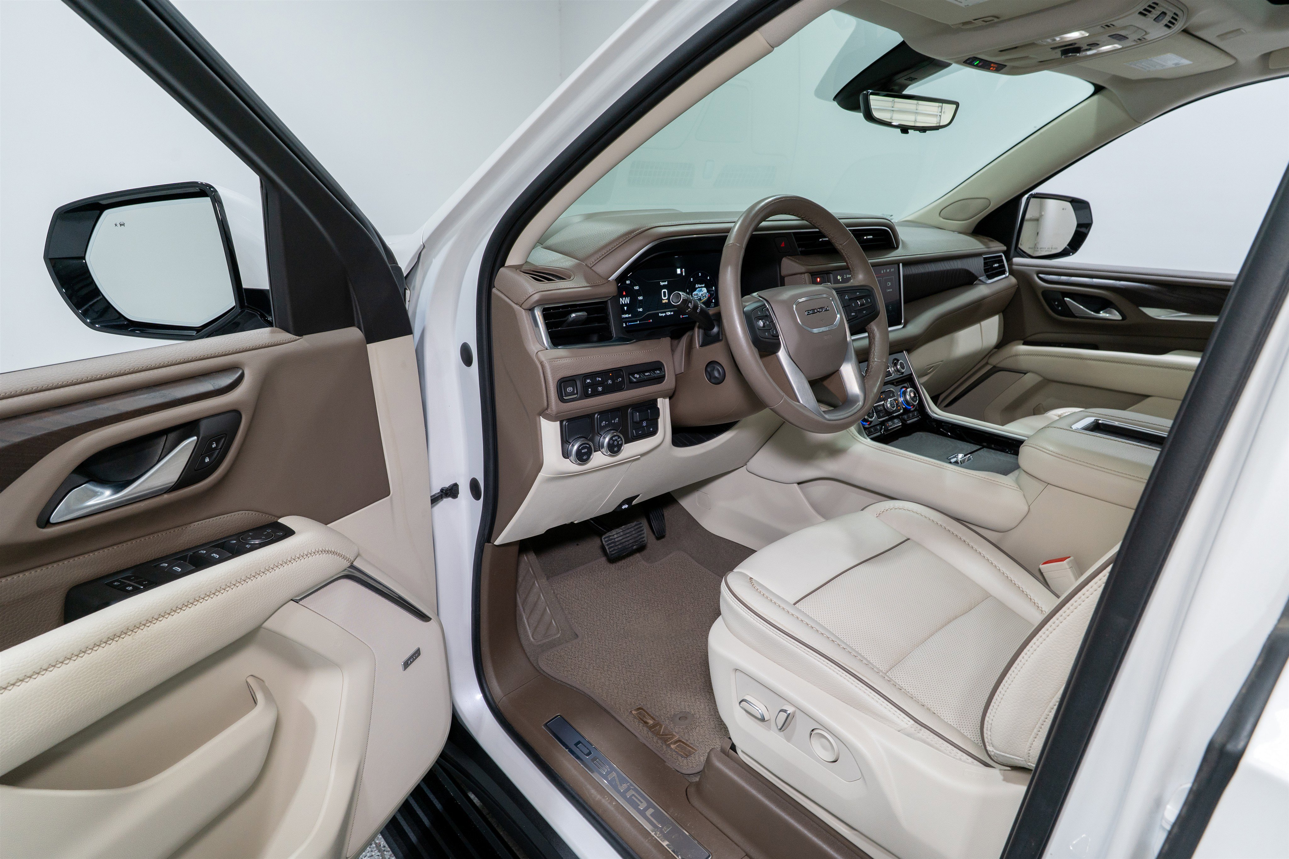 Used 2022 GMC Yukon XL Denali w/ Denali Premium Package image 13