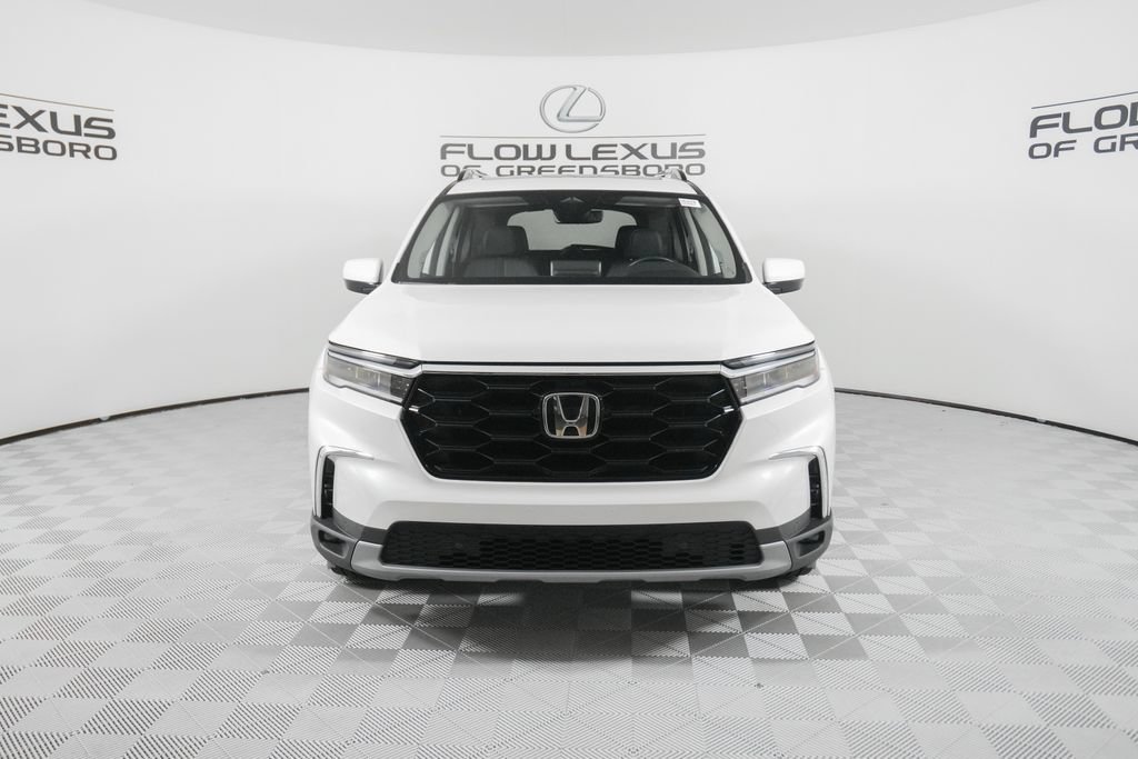 Used 2025 Honda Pilot Touring image 2