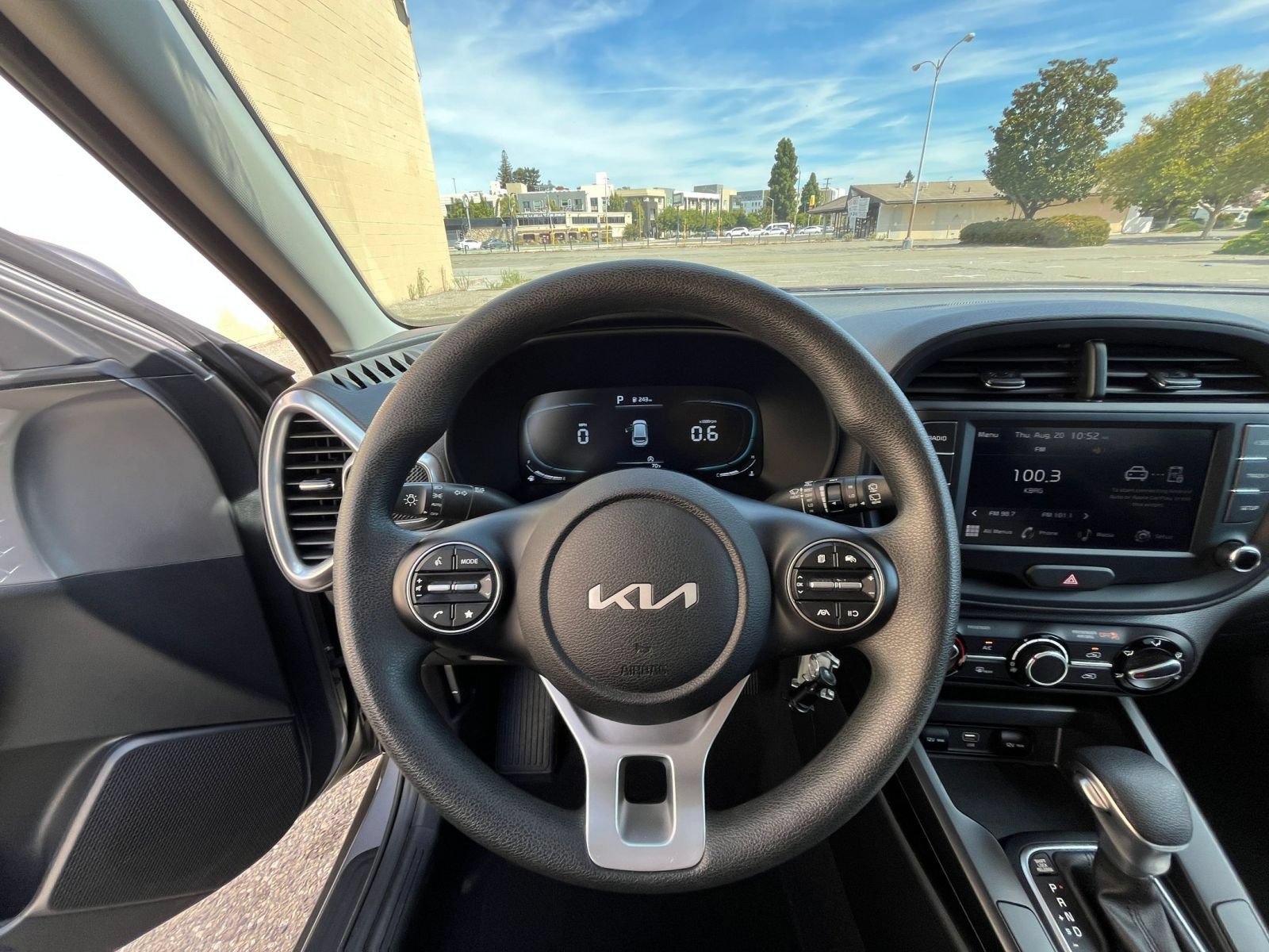 Used 2025 Kia Soul LX w/ LX Technology Package FWD image 31