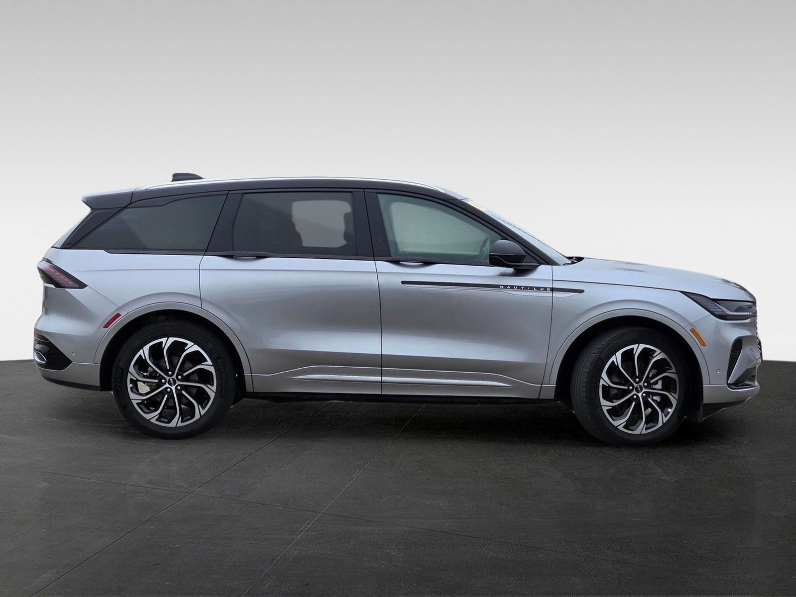 Used 2024 Lincoln Nautilus Reserve image 3