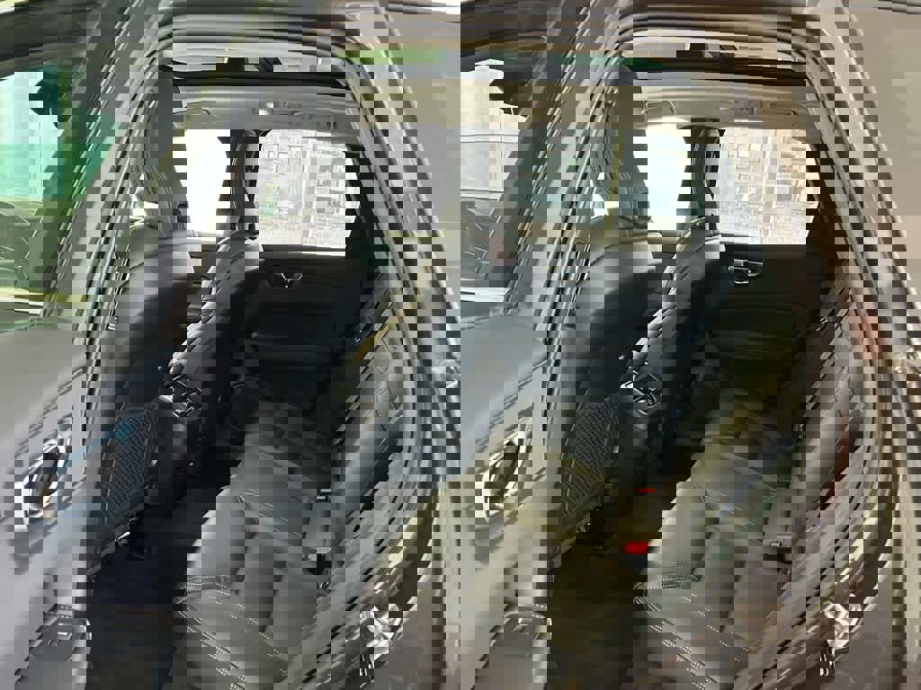 Used 2022 Volvo XC60 B6 Inscription image 15