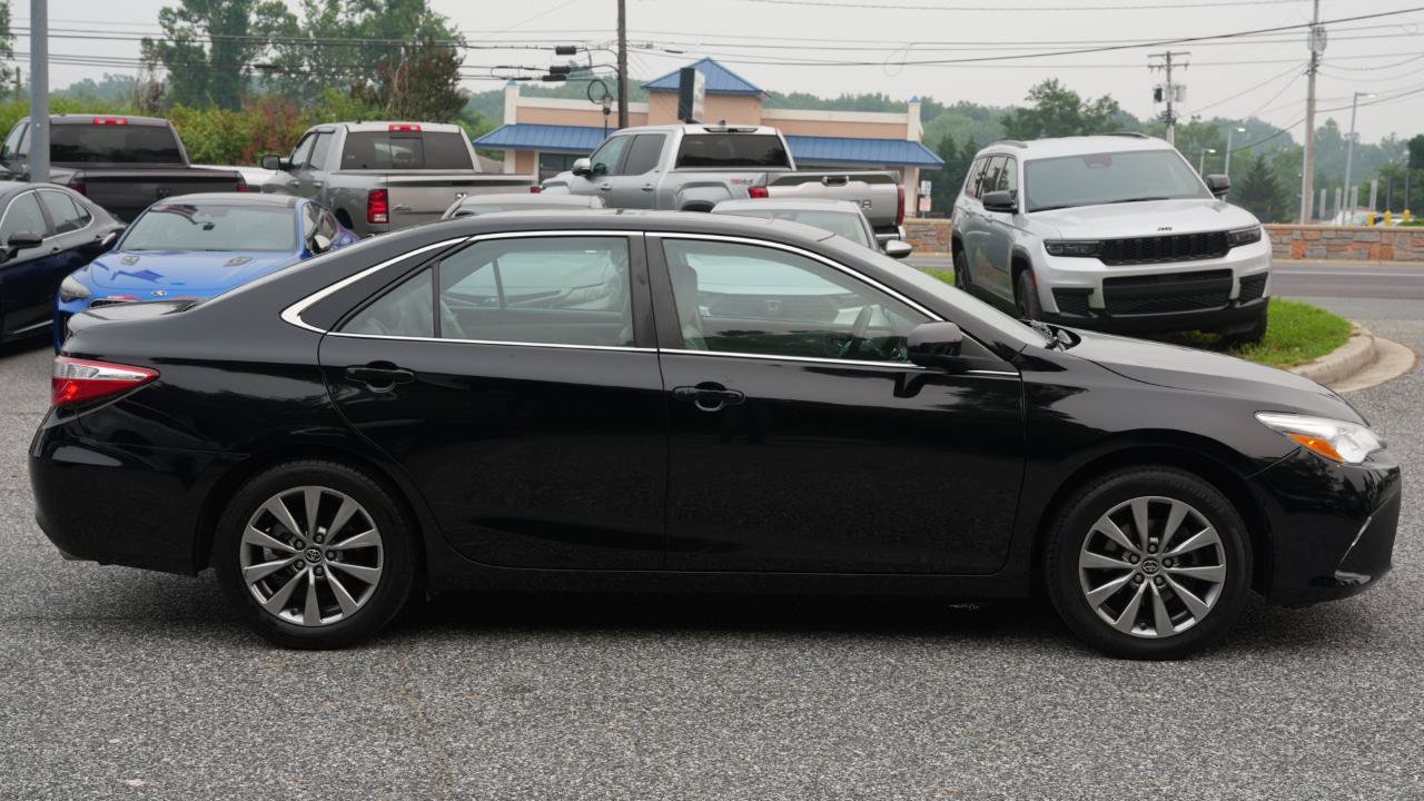 Used 2017 Toyota Camry XLE w/ Moonroof Package FWD image 4