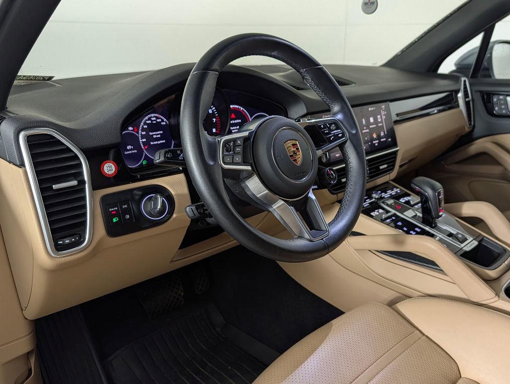 Certified 2023 Porsche Cayenne Platinum Edition image 4