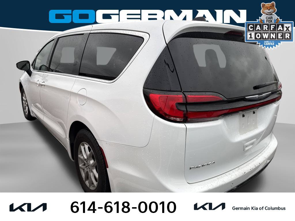 Used 2023 Chrysler Pacifica Touring FWD image 2