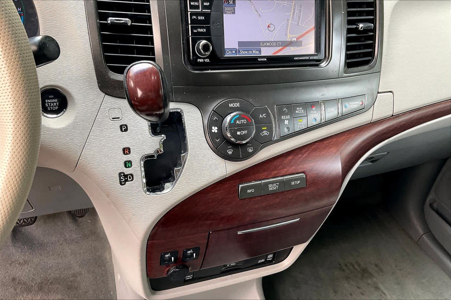 Used 2014 Toyota Sienna XLE w/ Entertainment Package FWD image 16