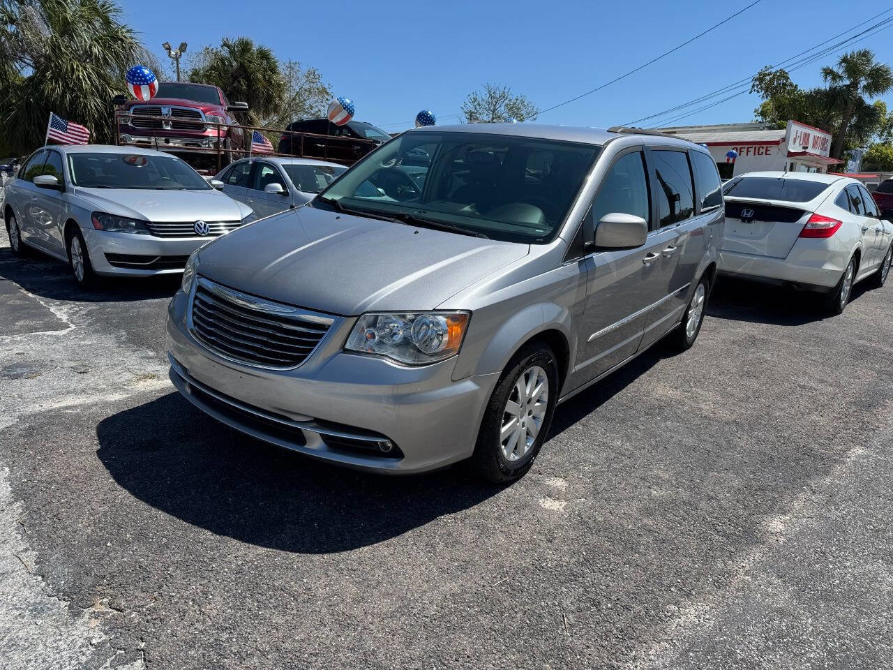 Used 2016 Chrysler Town & Country Touring image 4