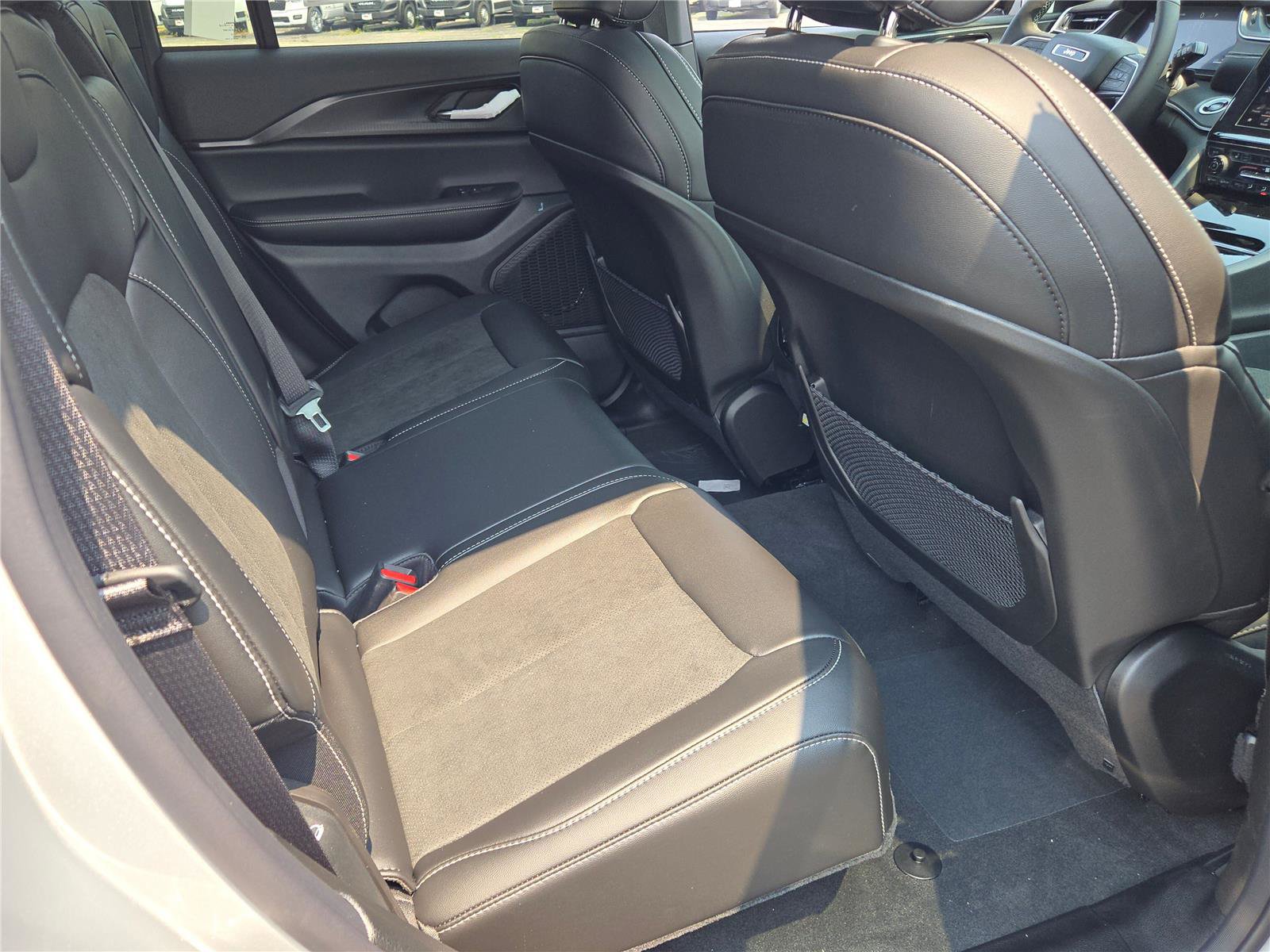 New 2025 Jeep Grand Cherokee Altitude image 11