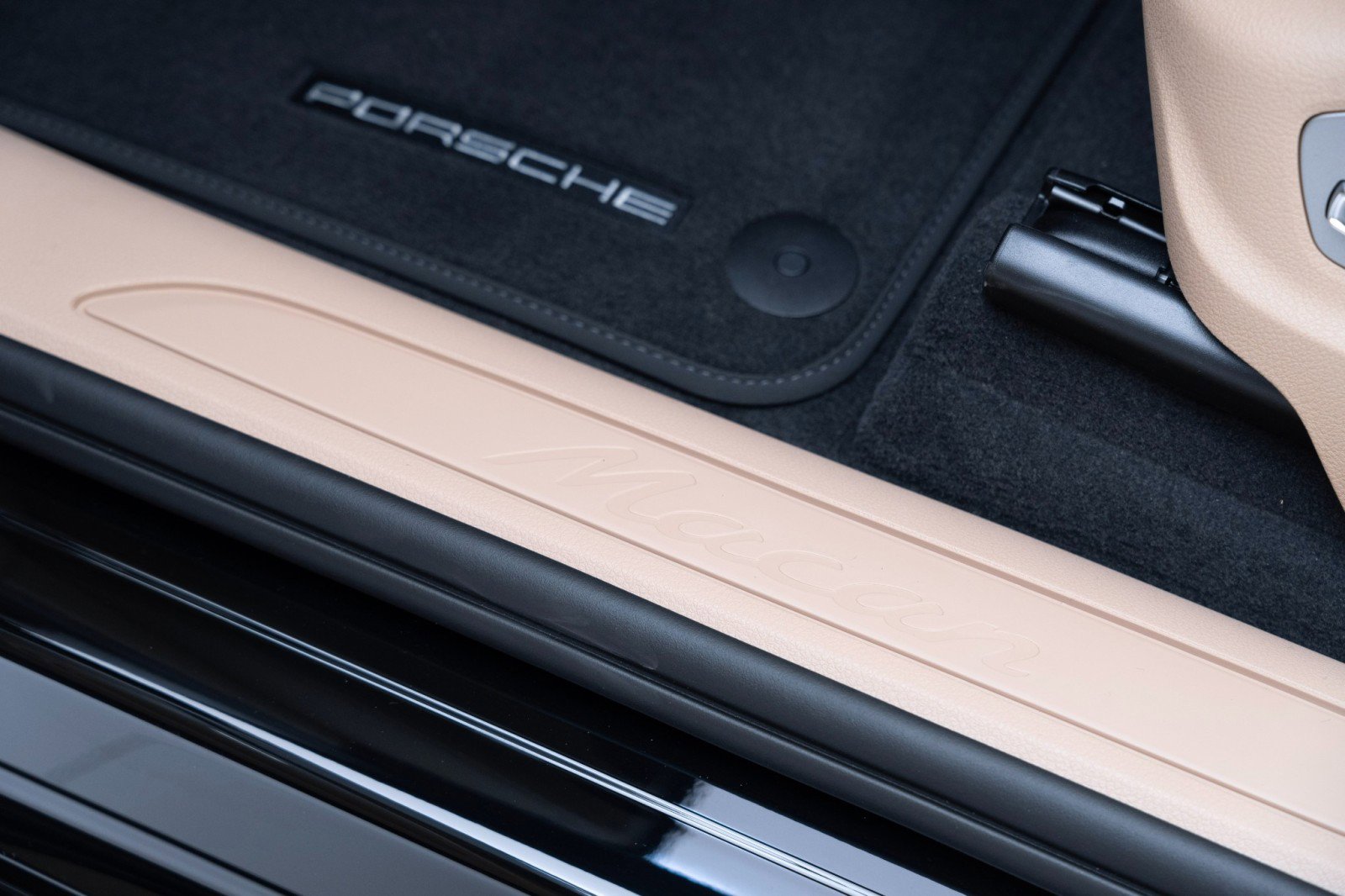 New 2025 Porsche Macan image 14