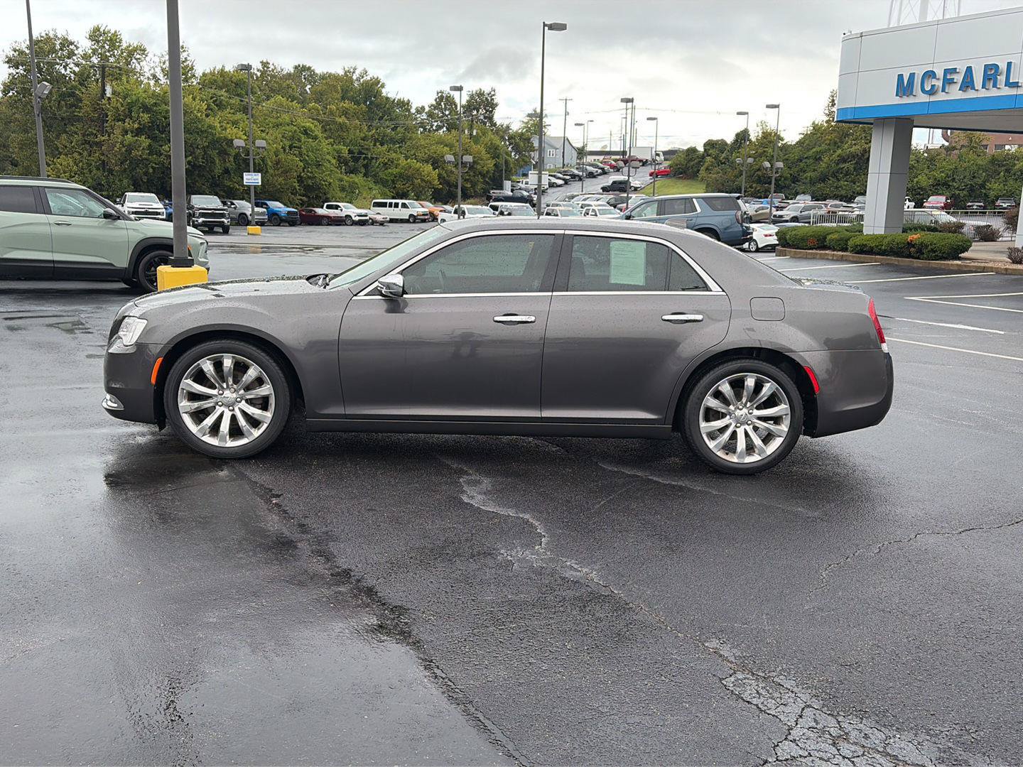 Used 2017 Chrysler 300 C RWD image 2
