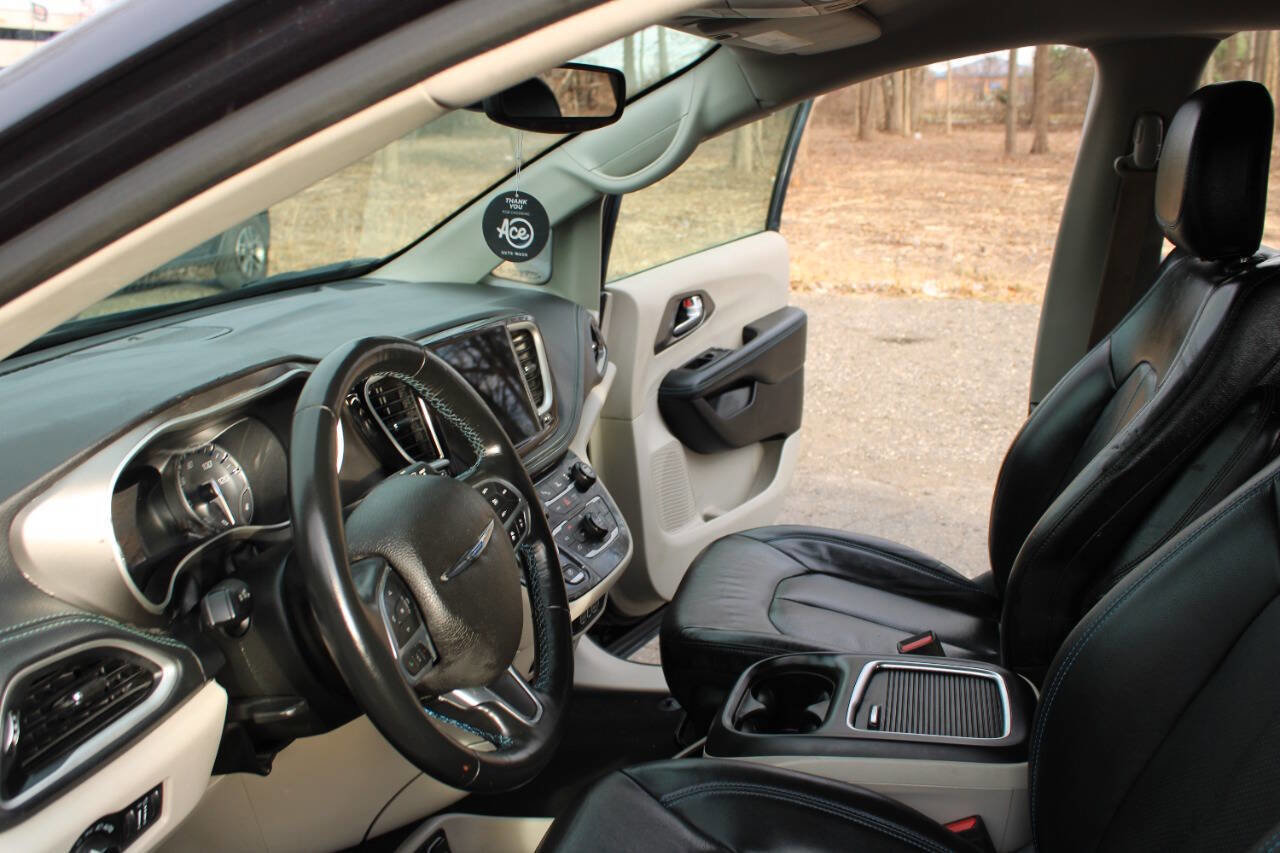 Used 2021 Chrysler Pacifica Touring-L FWD image 20
