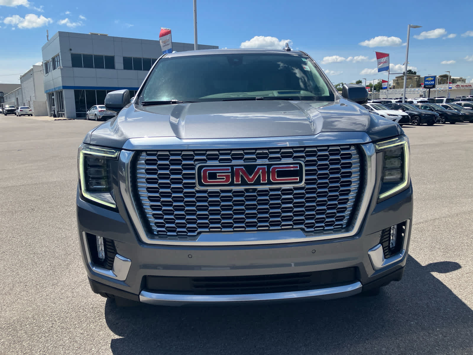 Used 2021 GMC Yukon Denali w/ Denali Premium Package RWD image 2