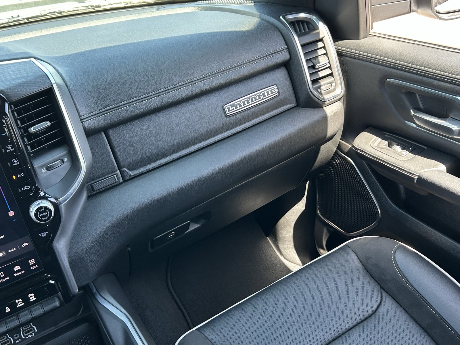 Used 2025 RAM 1500 Laramie w/ Sport Appearance Package AWD/4WD image 18