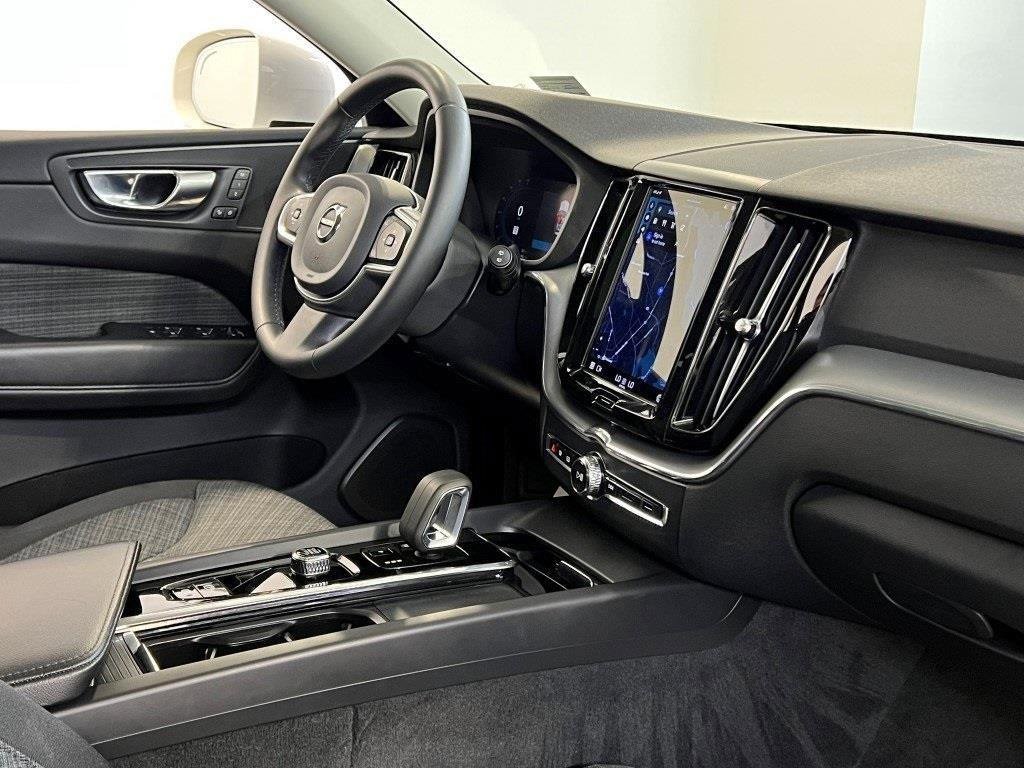 Used 2022 Volvo XC60 B5 Momentum image 10