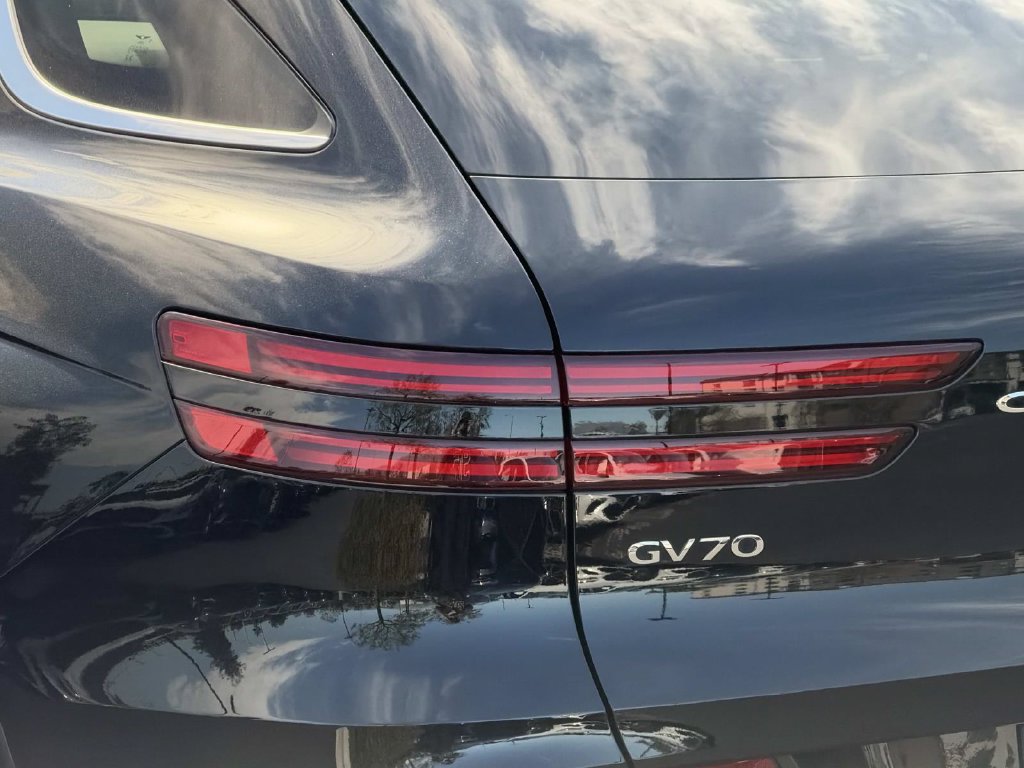 Used 2025 Genesis Electrified GV70 w/ Prestige Package AWD/4WD image 26