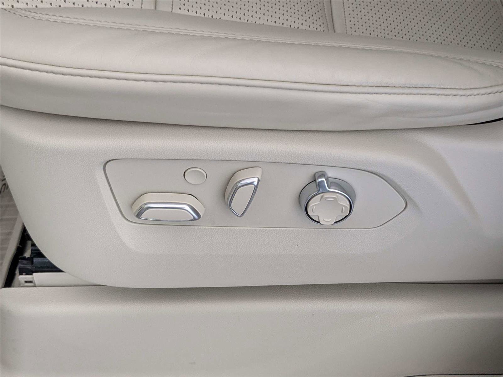 Used 2025 Cadillac Escalade Sport Platinum w/ LPO, Floor Liner Package AWD/4WD image 15
