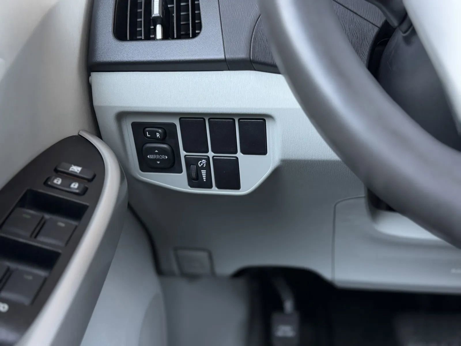 Used 2014 Toyota Prius Two image 24