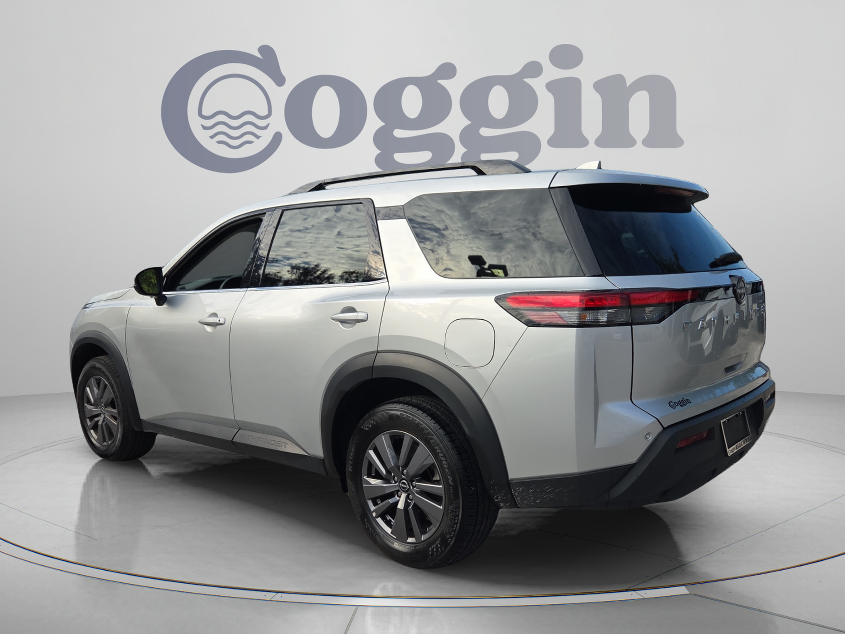 Used 2025 Nissan Pathfinder SV FWD image 3