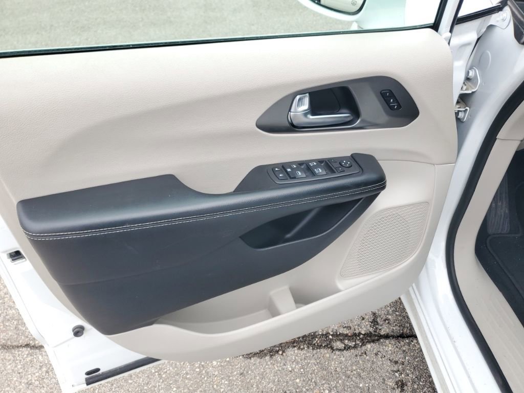 Used 2022 Chrysler Pacifica Touring-L FWD image 8