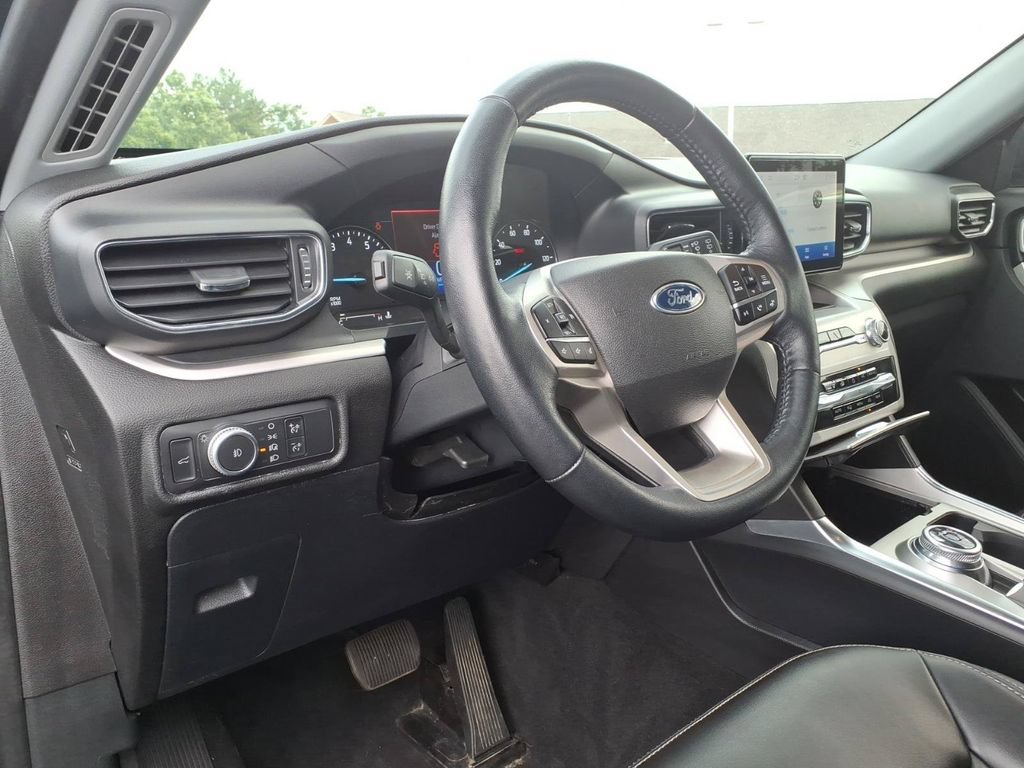 Used 2022 Ford Explorer XLT w/ Equipment Group 202A AWD/4WD image 17