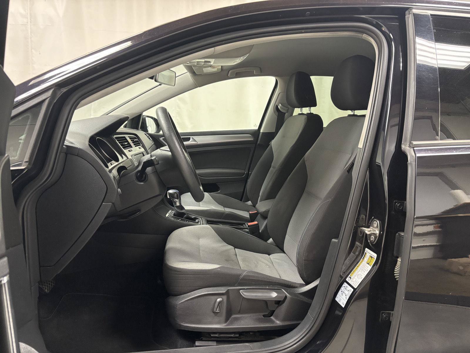 Used 2016 Volkswagen e-Golf SE w/ DC Fast Charging Package FWD image 16