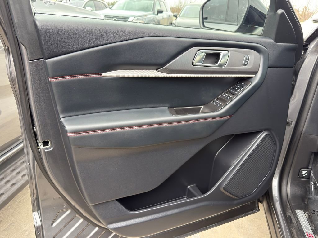 Used 2025 Ford Explorer ST-Line w/ ST-Line Street Pack image 14