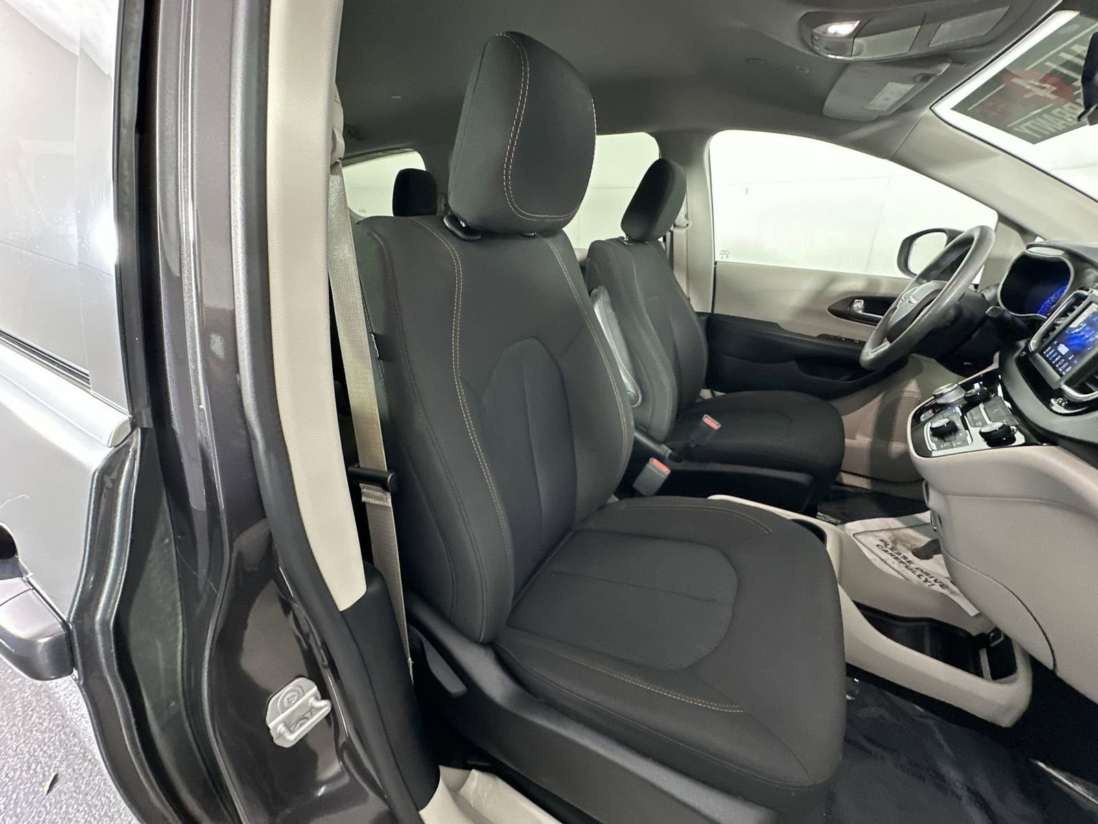 Used 2018 Chrysler Pacifica LX w/ Tire & Wheel Group image 31