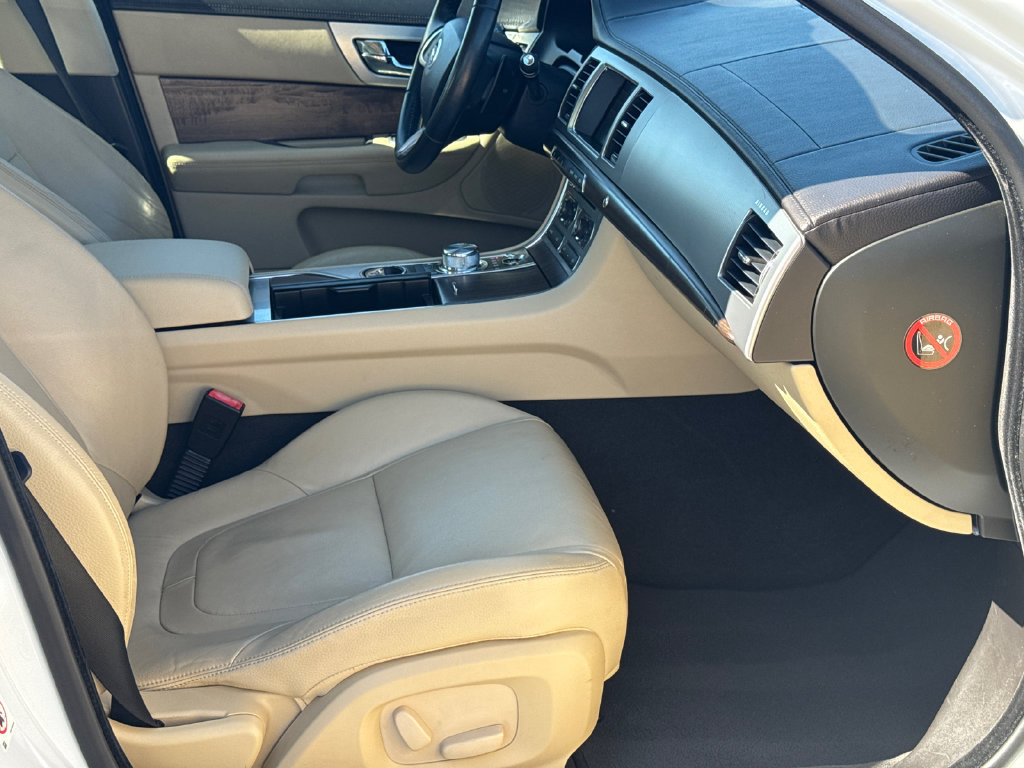 Used 2013 Jaguar XF RWD image 13